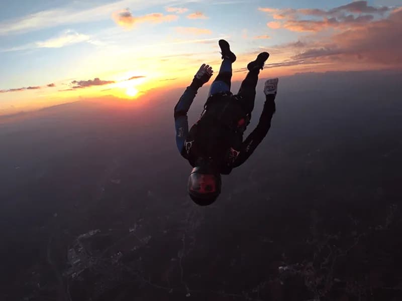Skok s padalom v sončni zahod