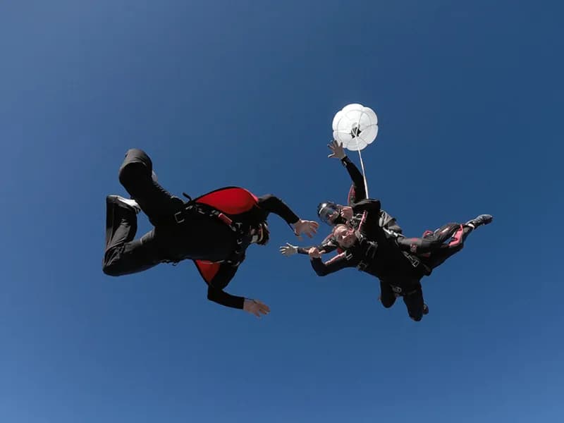 Tandemski skok s padalom s snemalcem