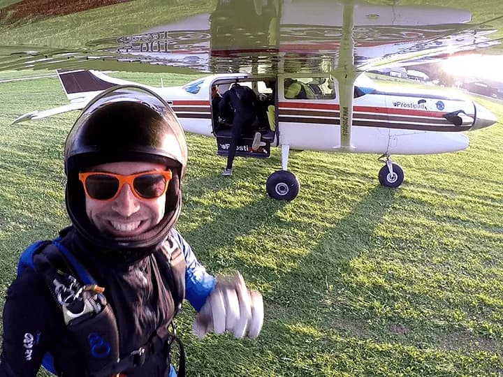 Navdušenje pred vstopom v letalo za skok s padalom