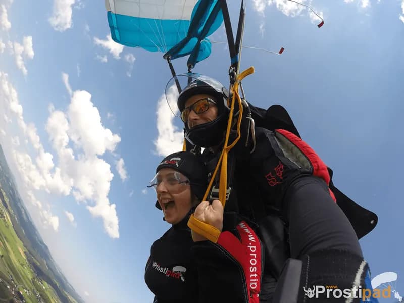 Sreča med skokom s padalom