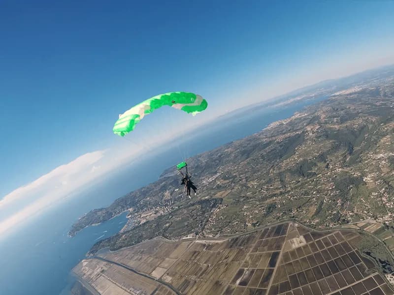 Skok s padalom - uživanje med vožnjo padala