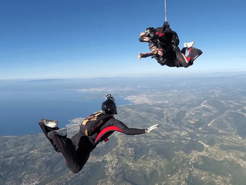 Čudovit razgled ob skoku s padalom v tandemu