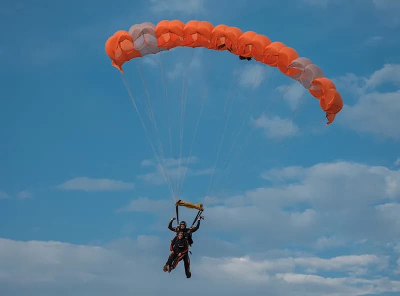 Pristanek tandema po skoku s padalom