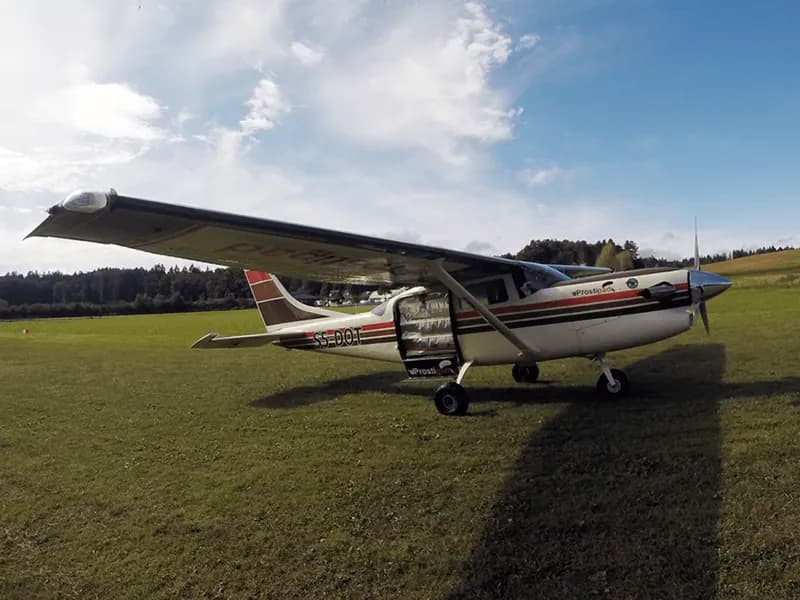 Letalo za izvajanje skokov s padalom