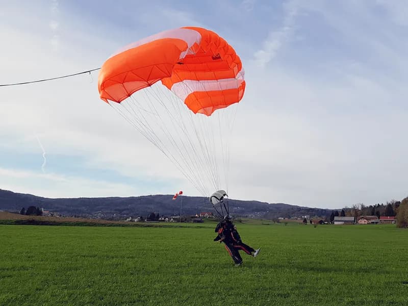 Zadnje dejanje tandemskega skoka s padalom - pristanek