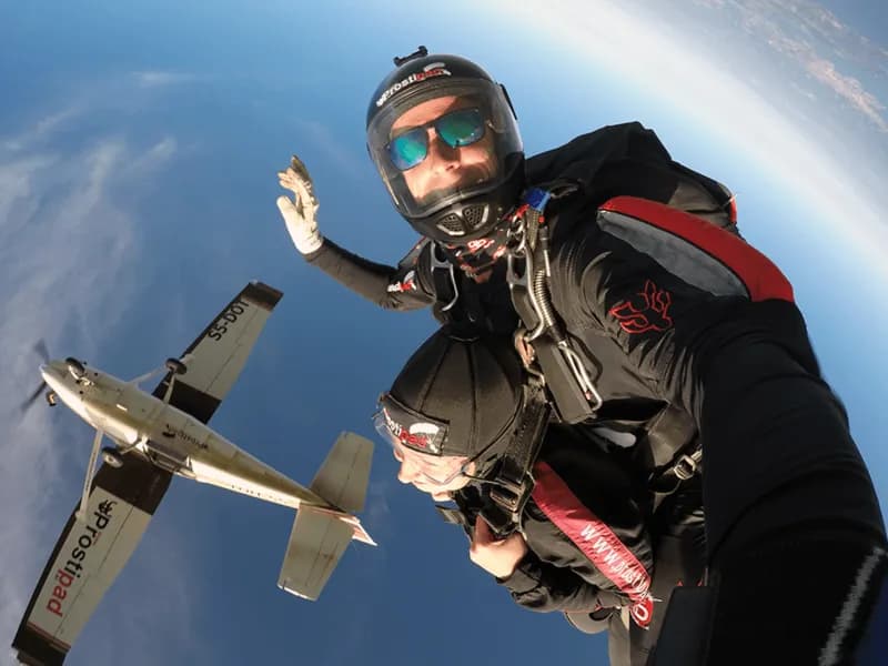 Skok s padalom v tandemu - odskok z letala