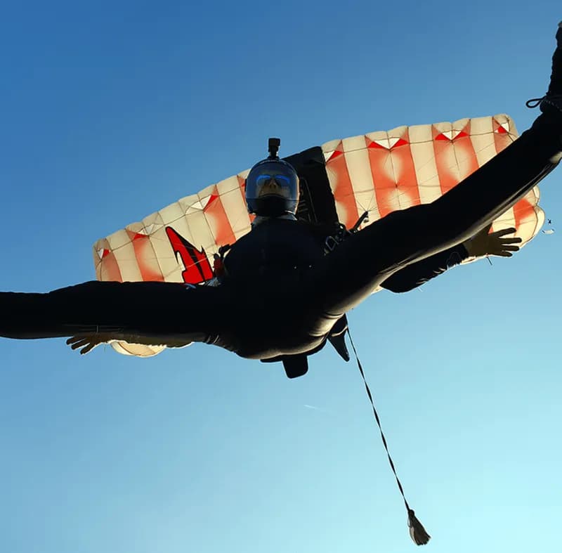 Zabavni pristanek ob samostojnem skoku s padalom