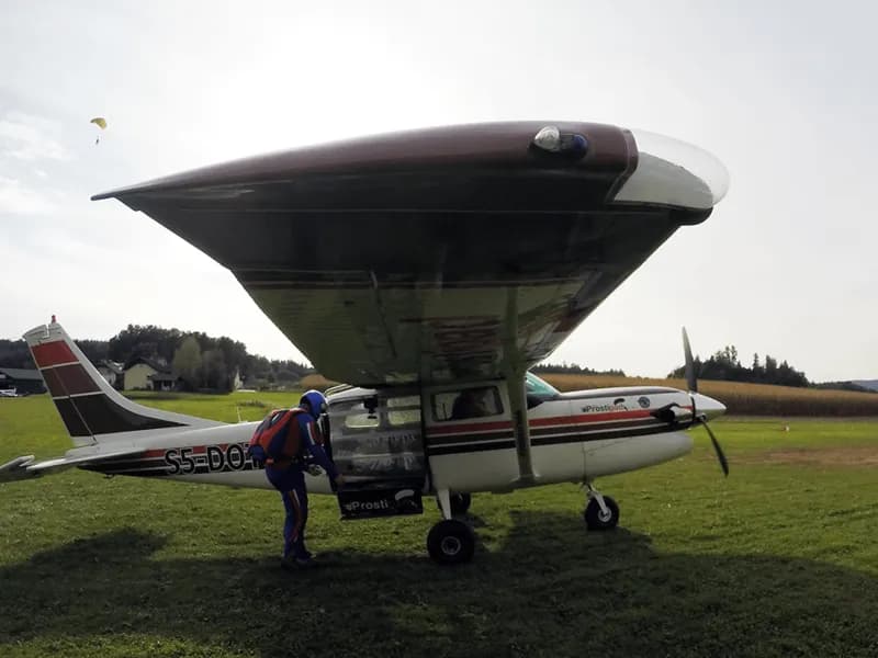 Letalo pripravljeno za vkrcavanje potnikov za skok s padalom