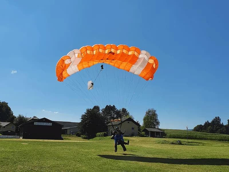 Skok s padalom v tandemu - zadnja faza: pristanek