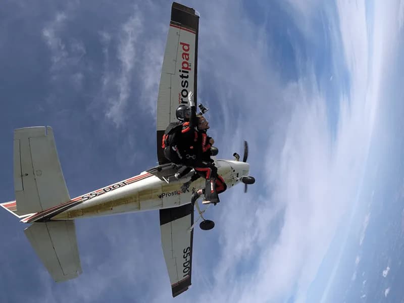 Skok s padalom - odskok z letala