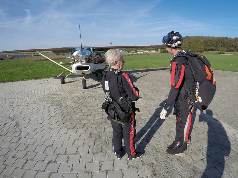 Pred skokom z letala v tandemu