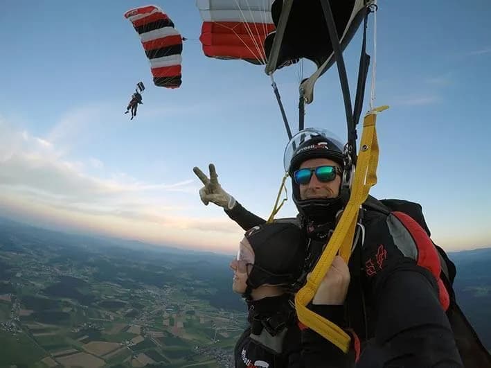 Skok s padalom v tandemu z najbolj izkušenimi tandem piloti v Sloveniji