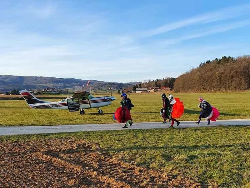 Zadovoljstvo ob skoku s padalom