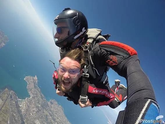 Navdušenje ob skoku s padalom nad Portorožem