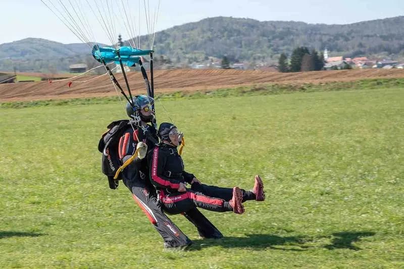 Pristanek tandema po skoku s padalom z letala