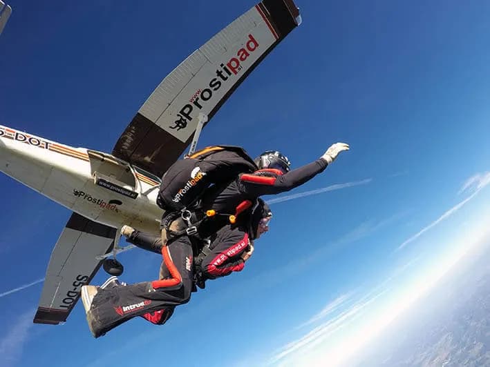 Skok s padalom - odskok z letala v veter