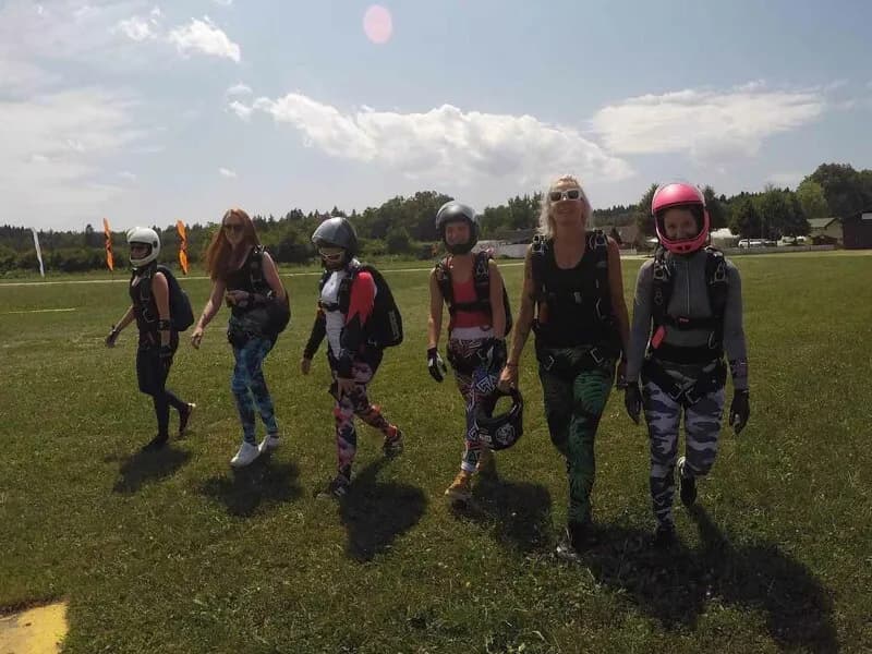 Prijateljice na skok s padalom