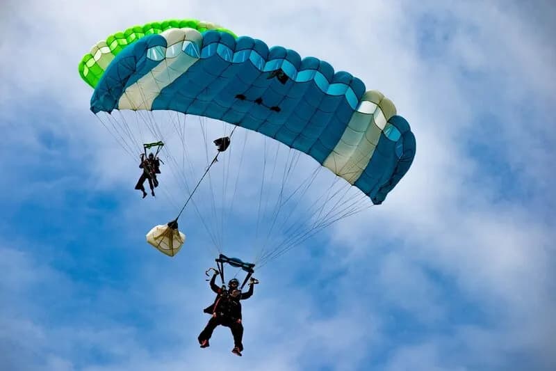 Skok s padalom v tandemu