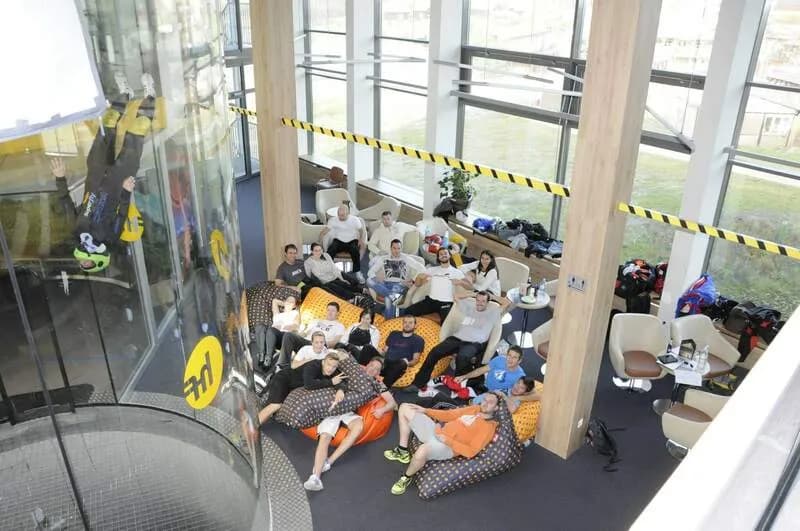 Ko padalci ne skačemo z letala, letimo v vetrovniku.