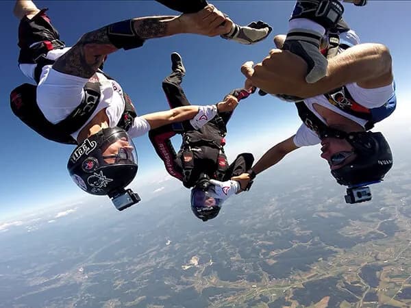 Nora zabava med skokom s padalom