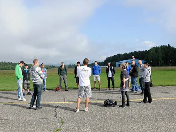 Priprave pred prvim samostojnim skokom s padalom