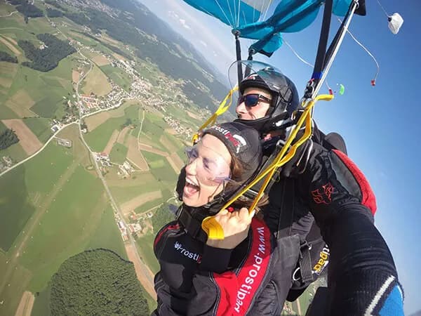 Tandemski skok - pod odprtim padalom