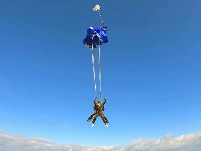 Odpiranje padala pri tandemskem skoku s padalom