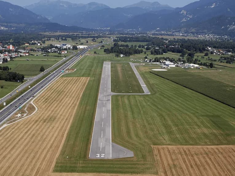 Skok s padalom na letališču Lesce Bled