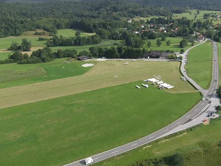 Skok s padalom na letališču Postojna