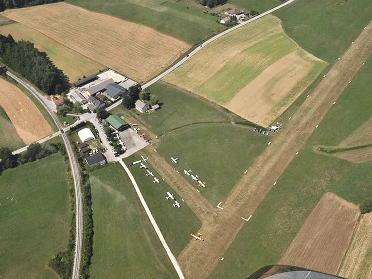 Skok s padalom na letališču Šentvid pri Stični