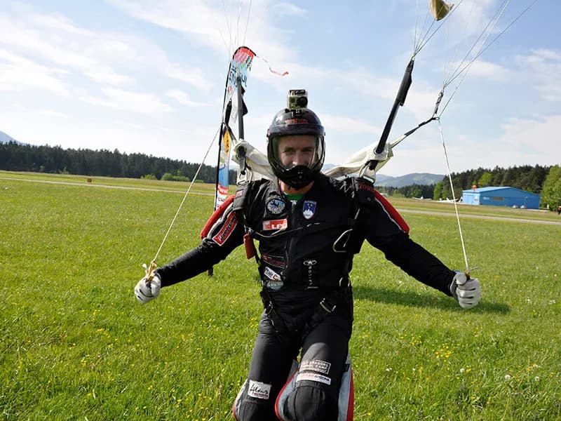 Tomaž Hrast ob pristanku s padalom