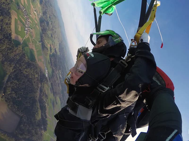 Vožnja padala med skokom tandemskim skokom s padalom