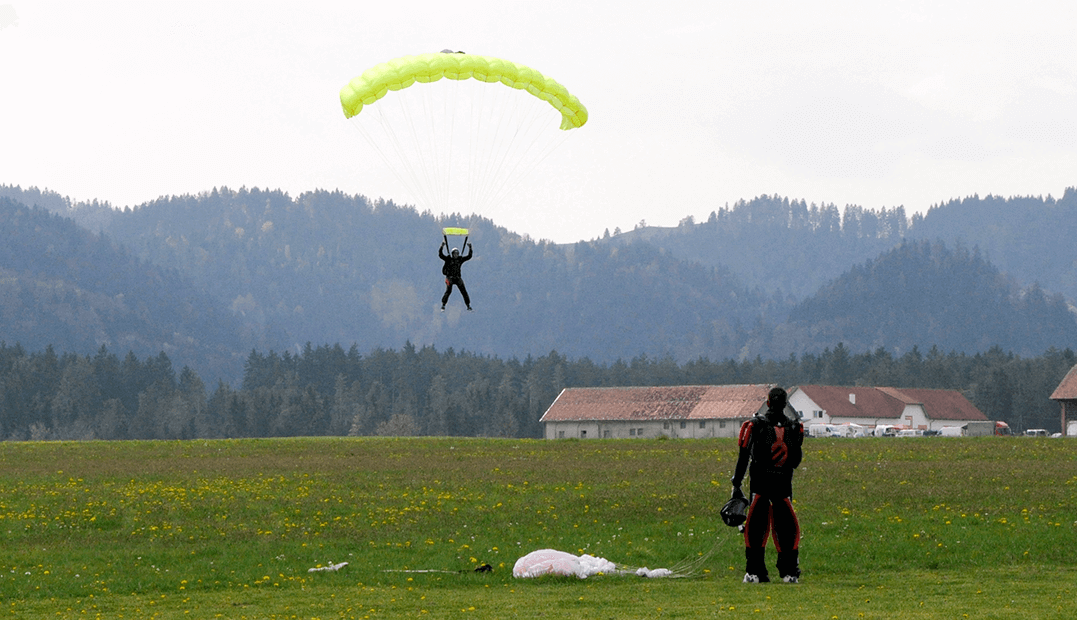 pristanek po uspesnem skoku s padalom